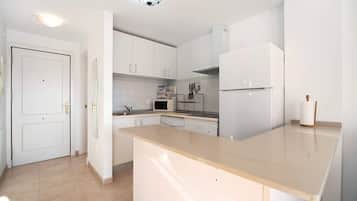 Réfrigérateur, four à micro-ondes, surface de cuisson, cafetière-théière