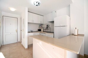 Fridge, microwave, stovetop, coffee/tea maker - Apartment 'Apartamento Merce' with Private Terrace and Wi-Fi (Rota)