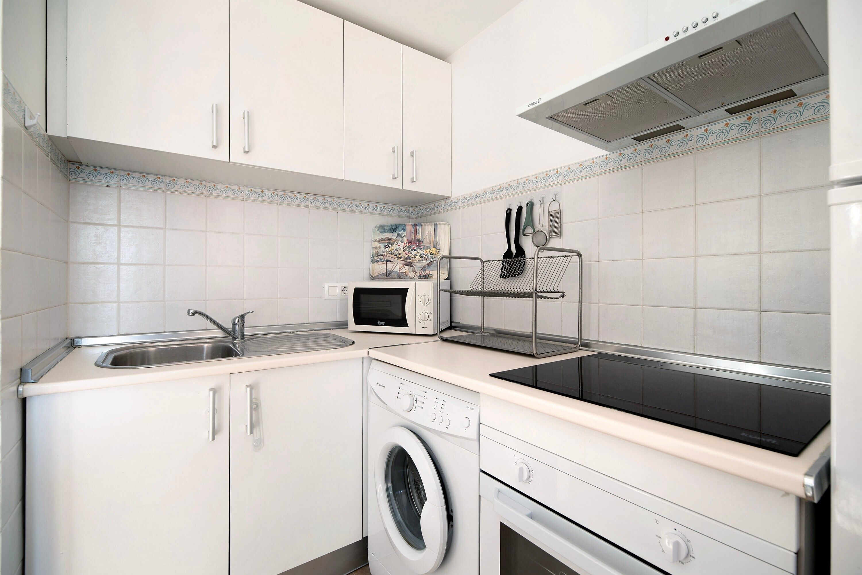 Kühlschrank, Mikrowelle, Herdplatte, Wasserkocher mit Kaffee-/Teezubehör