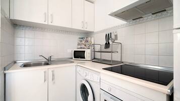 Kühlschrank, Mikrowelle, Herdplatte, Wasserkocher mit Kaffee-/Teezubehör