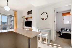 2 bedrooms, iron/ironing board, free WiFi, bed sheets - Apartment 'Apartamento Merce' with Private Terrace and Wi-Fi (Rota)
