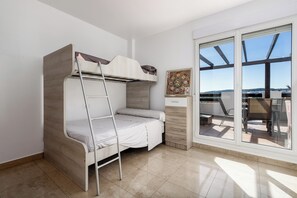 2 室のベッドルーム、WiFi (無料)、ベッドシーツ