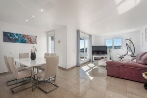TV - Apartment 'Atico Duplex Con Terraza' with Sea View, Wi-Fi and Air Conditioning (manilva)