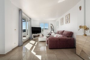TV - Apartment 'Atico Duplex Con Terraza' with Sea View, Wi-Fi and Air Conditioning (manilva)