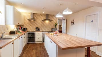 Cottage | Bếp riêng | Tủ lạnh, máy rửa bát, ấm điện, lò nướng bánh mì