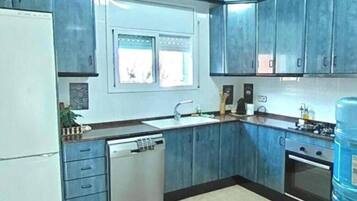 Een koelkast, een magnetron, een kookplaat, een vaatwasser