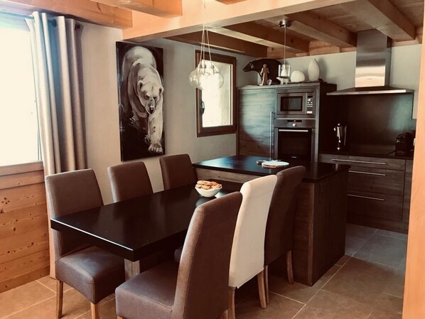 Dining - Half-chalet facing the Bossons and Taconnaz glaciers (Chamonix Mont Blanc)