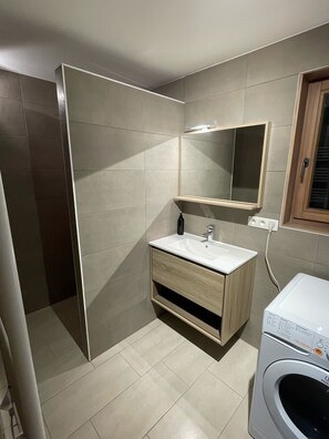 Shower, hair dryer, towels, soap - Half-chalet facing the Bossons and Taconnaz glaciers (Chamonix Mont Blanc)