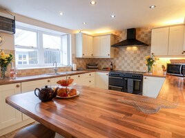 Sumarhús | Einkaeldhús | Ísskápur, uppþvottavél, rafmagnsketill, brauðrist