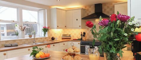 ثلاجة، غسالة أطباق، غلّاية كهربائية، محمصة خبز