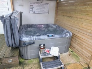 Outdoor spa tub - Manor Farmhouse (Filey)