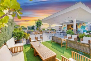 Outdoor dining - Perfect Relax|Rooftop Pool+ Gym|Near Beach (Hollywood)