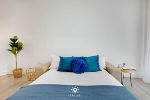 1 bedroom, desk, iron/ironing board, travel cot - Amazing Pool+ Gym+ Hot Tub | Modern Design (Hollywood)