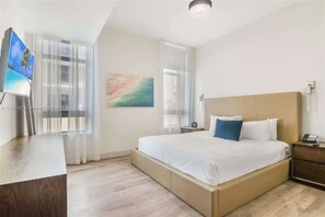 1 soverom, skrivebord, strykejern/-brett og reiseseng for barn