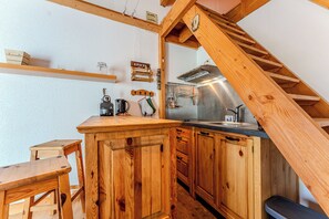 Frigorífico, microondas, placa de cocina y cafetera o tetera