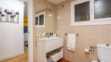 Chuveiro, secador de cabelo, toalhas de banho