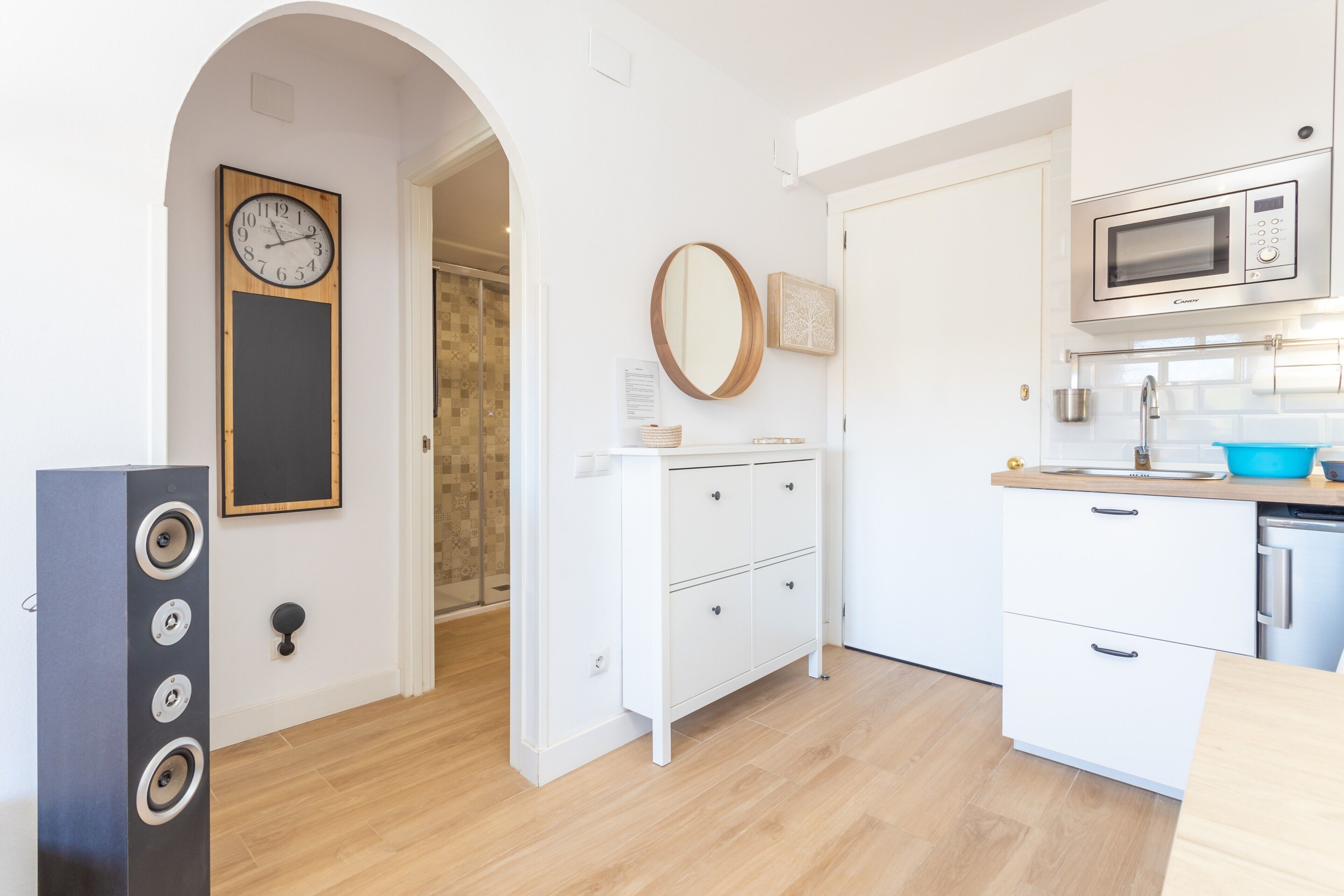 Kylskåp, mikrovågsugn, spishäll och diskmaskin