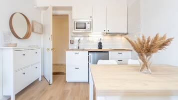 Fridge, microwave, stovetop, dishwasher