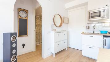 Een koelkast, een microgolfoven, een kookplaat, een vaatwasser