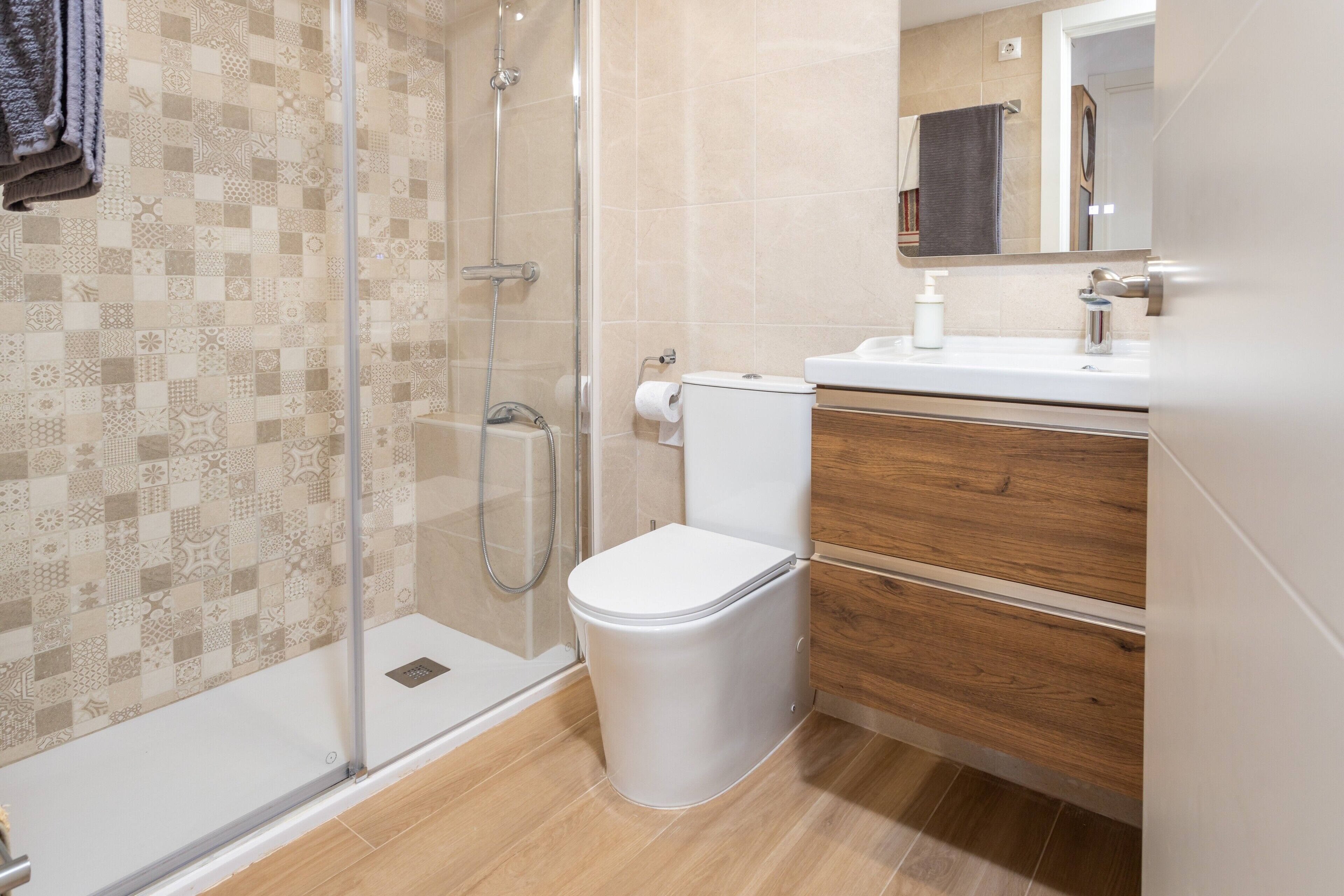 Shower, hair dryer, towels