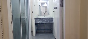Dusche, Haartrockner, Bidet, Handtücher