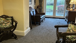 Luxury Double or Twin Room | Living area | Flat-screen TV - Lucy Cross Guest House (Richmond)