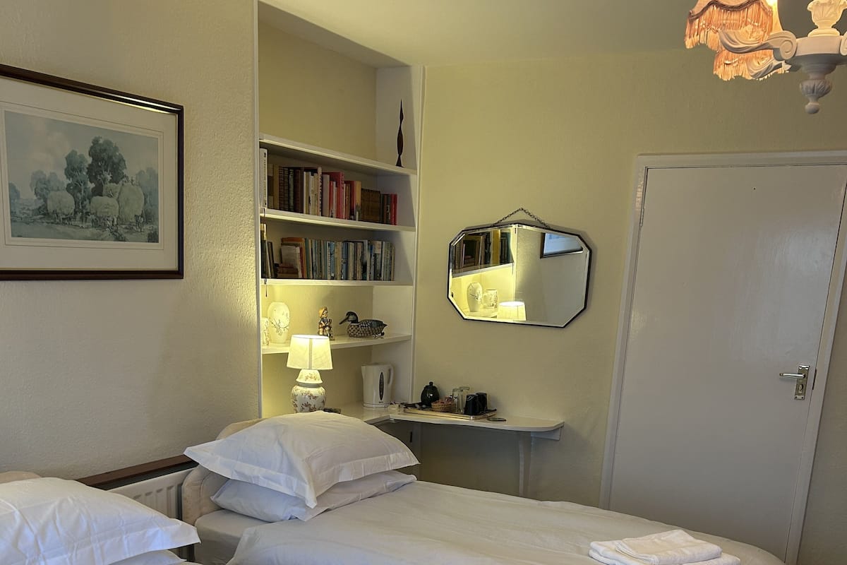 Iron/ironing board, WiFi (free)