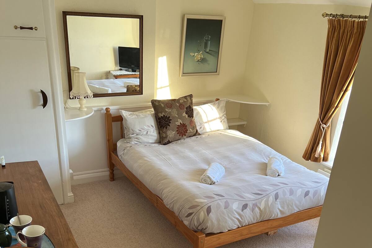 Standard Double Room | Iron/ironing board, WiFi (free)
