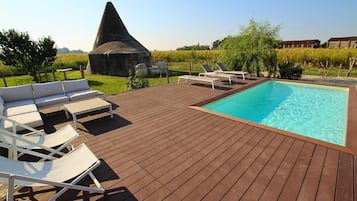 Seasonal outdoor pool, open 6:00 AM to 8:00 PM, free cabanas