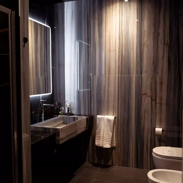 Doppia standard - Minibar gratuito | Bathroom | Shower, free toiletries, hair dryer, slippers - Le Maginot Relais (Monticelli d'Ongina)
