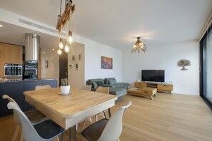 تناول الطعام داخل الغرفة