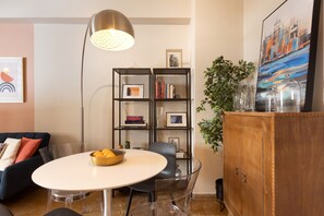 In-room dining - Marina Zeas Apartment by the sea (Piraeus)