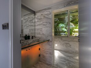 Apartment, 1 Schlafzimmer, Terrasse, Bergblick | Badezimmer | Dusche, Handtücher