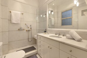 Leilighet, 1 soverom, balkong | Bad | Dusj