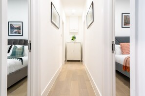 3 quartos, cofres nos quartos, escrivaninha