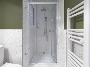 Shower, towels - Fully Renovated Apartment in Kypseli (Athens)