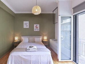 1 bedroom, bed sheets - Fully Renovated Apartment in Kypseli (Athens)
