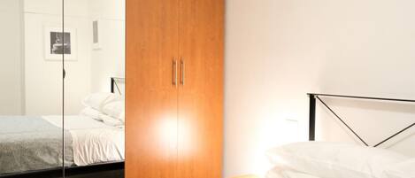 2 makuuhuonetta, silitysrauta/-lauta, Wi-Fi, vuodevaatteet