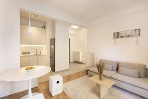Living room - Excellent Value for Money 1BR (Athens)