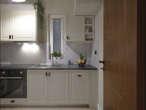 Microwave, dishwasher, coffee/tea maker, cookware/dishes/utensils - Urban Luxury in the Heart of Athens (Athens)