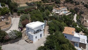 Un barrio residencial con casas, una cancha de tenis y un sendero.