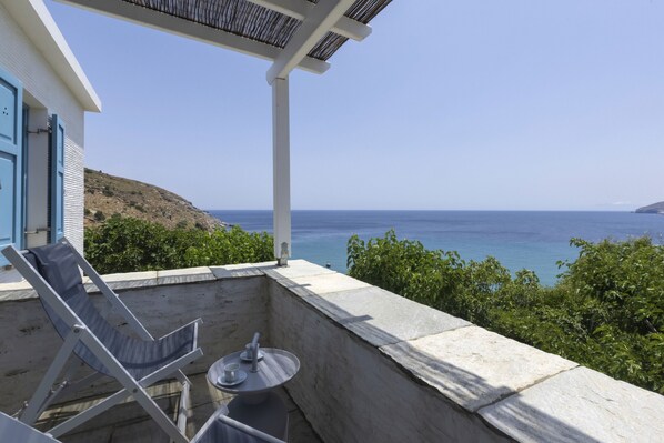Property grounds - The White House by the Beach (Andros)