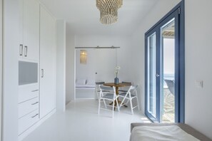 2 bedrooms, bed sheets - The White House by the Beach (Andros)