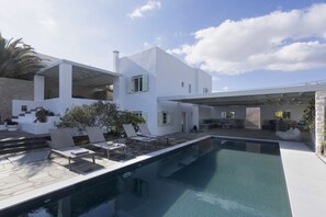 Outdoor pool - Stunning Beachfront 3BR Villa (Paros)