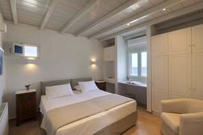3 bedrooms - Stunning Beachfront 3BR Villa (Paros)