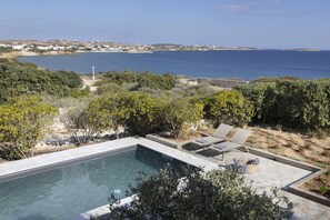 Outdoor pool - Stunning Beachfront 3BR Villa (Paros)