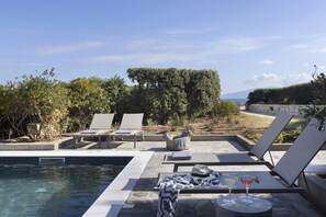 Outdoor pool - Stunning Beachfront 3BR Villa (Paros)