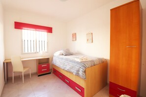 3 makuuhuonetta, silitysrauta/-lauta, ilmainen Wi-Fi, vuodevaatteet