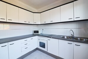 Jääkaappi, mikroaaltouuni, uuni, liesi