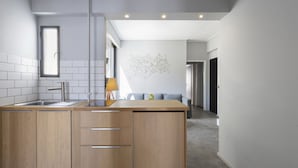 Eine moderne Küche mit Holzschränken, einer eingebauten Spüle und einem Fenster.